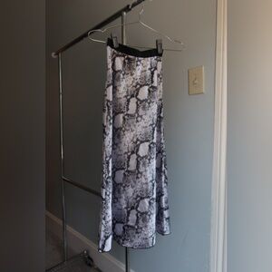 Stylish Black‎ and White Snake Print Skirt
